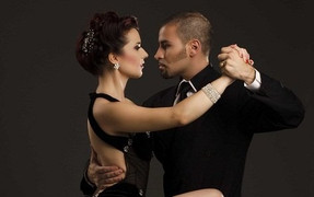 Biểu diễn vũ điệu Tango tại phố đi bộ Hoàn Kiếm kỷ niệm 208 Cách mạng Argentina