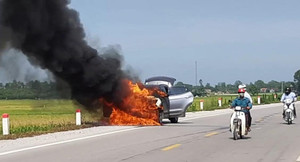 Clip: Ô tô con cháy ngùn ngụt, người đi đường bất lực đứng nhìn