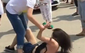 Khởi tố ba phụ nữ kéo tình địch lên ô tô cắt tóc, đánh ghen