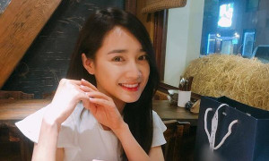 Trở về từ Cannes, Nhã Phương rạng rỡ đón sinh nhật muộn cùng bạn bè