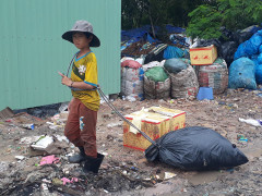 Phận người bới rác tìm tiền ở đảo ngọc Phú Quốc