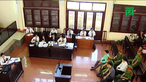 Xét xử sự cố chạy thận 9 người chết ở Hòa Bình: Phiên tòa 'kỳ lạ'