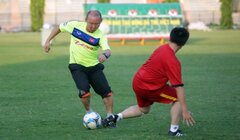 HLV Park Hang Seo ghi bàn, đội vẫn thua sát nút trong trận cầu ‘kì lạ'