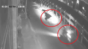 Clip: Đâm vào đống cát trong đêm, xe máy ngã văng lên trời