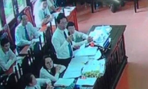 Video: Tòa ngăn luật sư của bị cáo Hoàng Công Lương hỏi đại diện Bộ Y tế