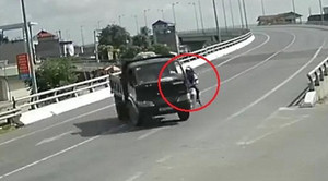 Clip: Xe tải ngang nhiên quay đầu dưới chân cầu, gây họa cho xe máy