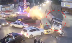 Clip: Xe tải hỏng phanh lao như bay, gây tai nạn thảm khốc