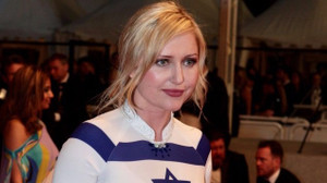 Sao 'khủng' nước Pháp diện áo dài Việt trên thảm đỏ Cannes