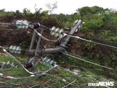 Gió lốc mạnh làm đổ gãy hàng loạt trụ điện cao thế ở Đắk Lắk