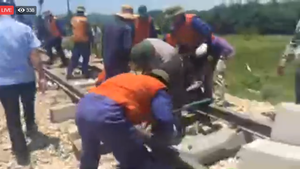 VIDEO trực tiếp: Công nhân sửa đường ray sau tai nạn lật tàu thảm khốc ở Thanh Hoá