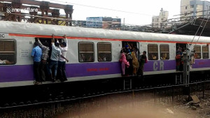 Clip: Rợn người xem dân Ấn Độ đi tàu kiểu 'đánh đu với thần chết'