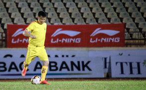 Phạm Văn Quyến đối đầu cựu danh thủ Vũ Minh Hiếu trên sân Vinh