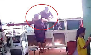 Clip: Manh động đấm thẳng mặt người bán hàng, cướp điện thoại