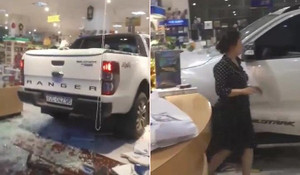 Clip: Nữ tài xế lái ô tô bán tải Ford Ranger tông sập cửa, 'san bằng' hiệu sách