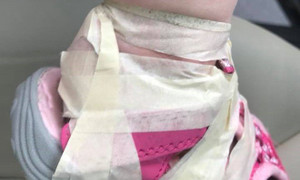 Quấn băng dính chặt vào chân trẻ, hai cô giáo mầm non bị đuổi việc