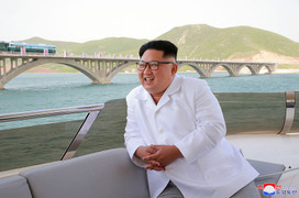 Ảnh: Lãnh đạo Kim Jong-un cười rạng rỡ sau tuyên bố chấn động của Mỹ