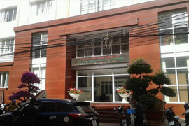 Buộc thôi việc nữ nhân viên chi cục thuế nhận tiền 'bôi trơn'