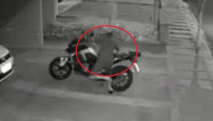 Clip: Thanh niên ì ạch dựng mô tô phân khối lớn và cái kết cực hài