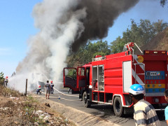 Xe đầu kéo chở sắt bốc cháy ngùn ngụt ở Phú Yên