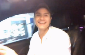 Vĩnh Thụy gây phản cảm khi vừa lái ô tô vừa buông tay, không để ý đường