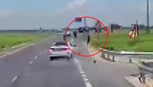 Clip: Ô tô phóng bạt mạng, húc bay người đi xe máy ở Thái Bình