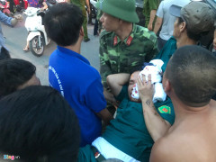 Cháy chung cư Fodacon ở Hà Nội: Một dân phòng bị kính rơi trúng đầu