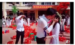 Nam sinh bất ngờ hôn bạn gái giữa sân trường trong lễ bế giảng ở Thái Bình