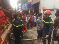 Chập điện, chung cư cũ gần 50 năm tuổi bùng cháy dữ dội