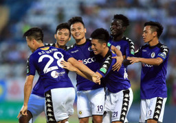 Hà Nội thắng nghẹt thở FLC Thanh Hóa trong trận cầu mưa siêu phẩm