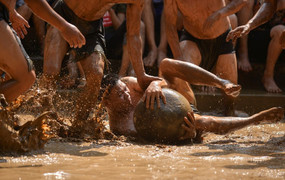 Trai làng đóng khố, vật lộn trong bùn tranh quả cầu nặng 20kg ở Bắc Giang