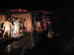 Tránh xe tải lật ngang, xe khách chở 30 người đâm vào vách núi