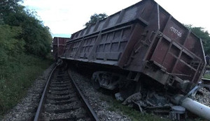 Trật bánh khỏi đường ray, tàu hàng lật nghiêng ở Nghệ An
