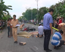 Hai xe máy tông nhau ở Bến Tre, 2 vợ chồng chết thương tâm