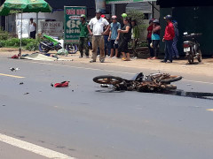 Lao thẳng xe máy vào xe tải, hai thanh niên thương vong