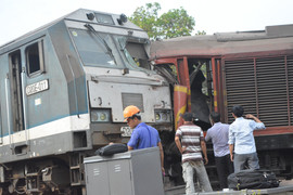 Ảnh: Hàng trăm công nhân cứu hộ 2 tàu hoả đâm nhau ở Quảng Nam