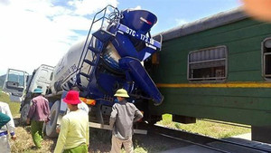 Tàu hỏa đâm xe bồn ở Nghệ An, lái xe thoát chết trong gang tấc