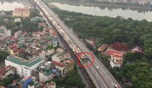 Clip: 2 xe tải dàn hàng chạy như rùa bò, hàng trăm ô tô phía sau tắc không lối thoát