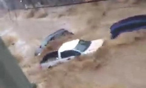 Clip: Lũ quét khủng khiếp cuốn phăng ô tô trên phố