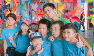 Hoa hậu H'Hen Niê đón Tết thiếu nhi sớm cùng các bé làng trẻ SOS