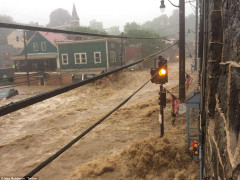 Ảnh, Video: Lũ quét khủng khiếp, nhấn chìm cả thành phố ở Mỹ