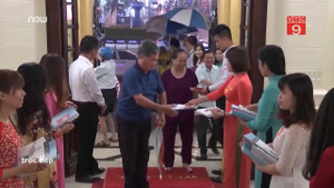 Video: Khán giả Hà Nội đội mưa đi xem 'Thầy Ba Đợi'