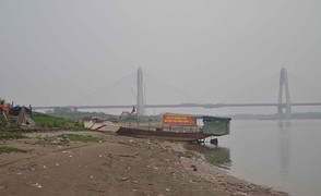 Cảnh sát điều tra việc người phụ nữ mang thai chết ở sông Hồng