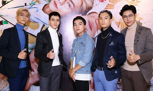 MC Ngọc Trai diện trang phục cá tính đến chúc mừng nhóm nhạc The Air