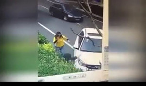 Video: Xảy ra xích mích, cô gái bị tài xế xe bốn chỗ lái xe chèn qua người