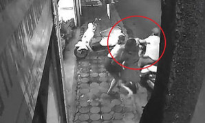 Clip: 5 cô gái chống trả tên cướp có dao, giành lại xe SH kịch tính như phim