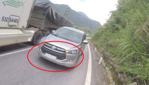 Clip: Innova lấn làn vượt ẩu ngay khúc cua, người đi xe máy gãy ngón chân