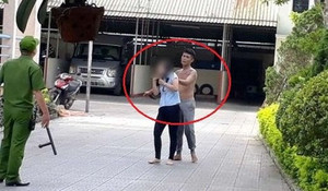 Clip: Cảnh sát nổ súng chỉ thiên, trấn áp kẻ cầm dao uy hiếp con tin ở Huế