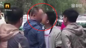 Clip: Cãi vã trên phố, người đàn ông khóa miệng đối phương bằng... 1 nụ hôn