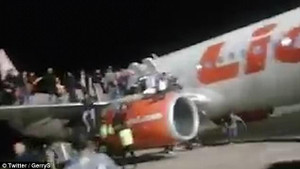 Video: Hành khách tháo chạy khỏi máy bay vì báo động bom