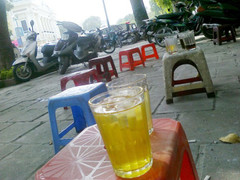 Trà đá vỉa hè: 'Nét văn hoá' hay nhếch nhác, bệ rạc cần loại bỏ?